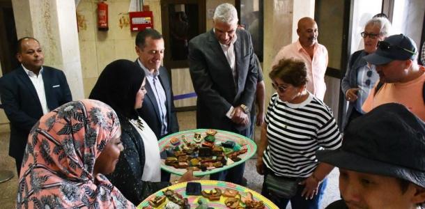 بهدايا فرعونية.. محافظ أسوان يستقبل ضيوف مهرجان تعامد الشمس من الأفواج السياحية بمطار أبو سمبل الدولى